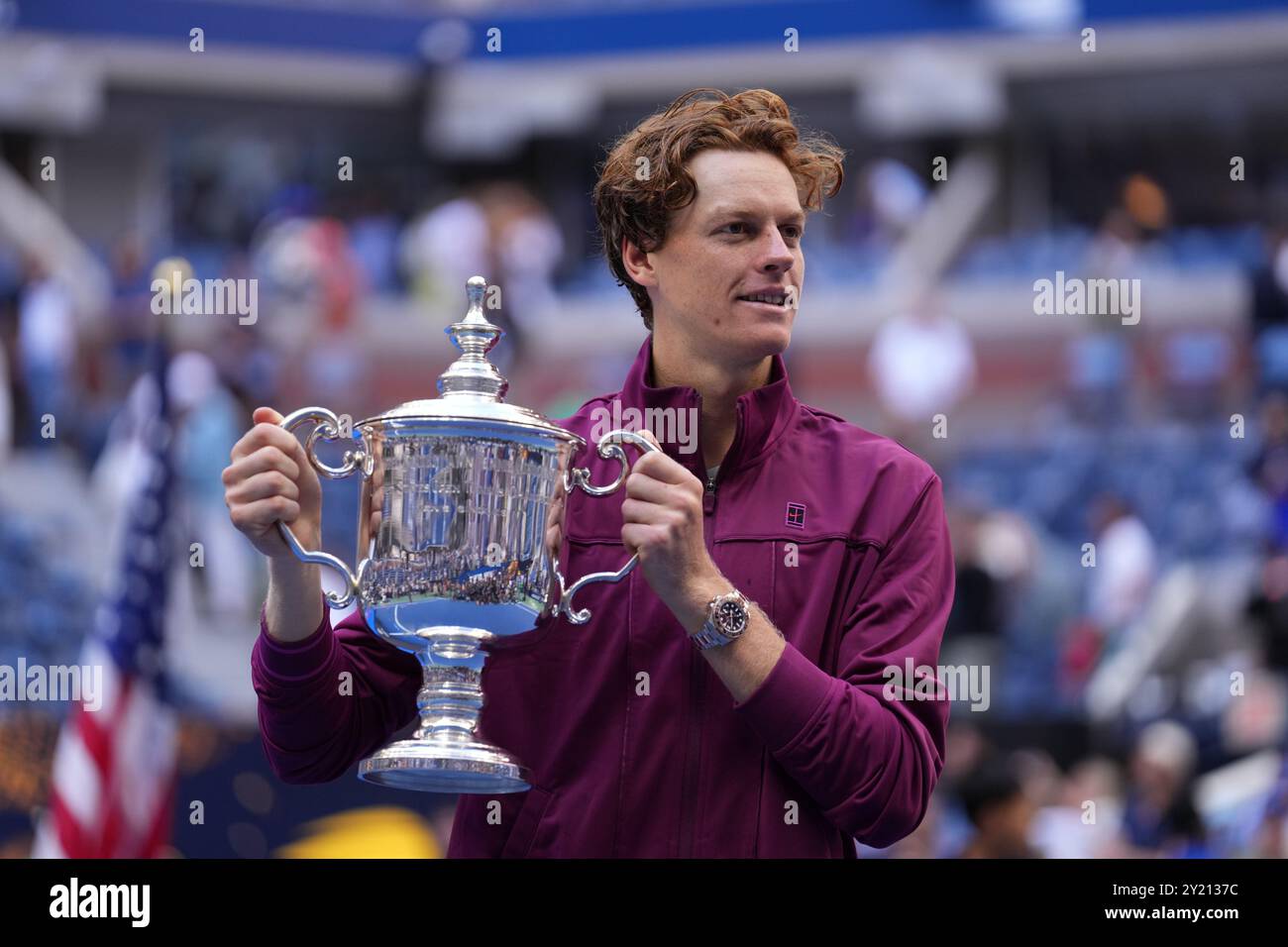 New York, États-Unis. 08 septembre 2024. L'Italien Jannik Sinner détient le trophée après avoir remporté son match final masculin contre l'américain Taylor Fritz le quatorzième jour du tournoi de tennis de l'US Open au centre national de tennis Billie Jean King de l'USTA à New York, le 8 septembre 2024. Crédit : MB Media solutions/Alamy Live News crédit : MB Media solutions/Alamy Live News Banque D'Images