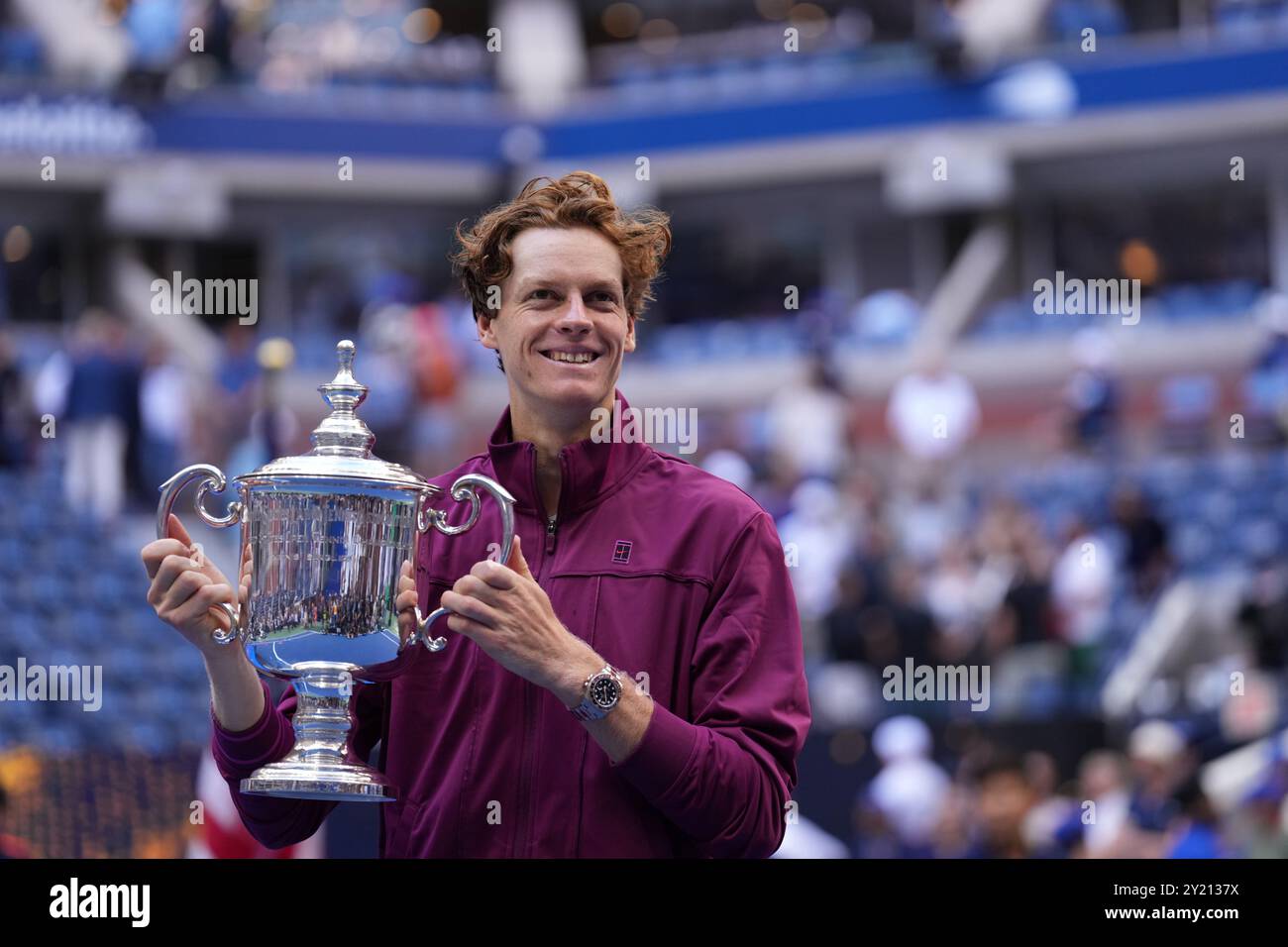 New York, États-Unis. 08 septembre 2024. L'Italien Jannik Sinner détient le trophée après avoir remporté son match final masculin contre l'américain Taylor Fritz le quatorzième jour du tournoi de tennis de l'US Open au centre national de tennis Billie Jean King de l'USTA à New York, le 8 septembre 2024. Crédit : MB Media solutions/Alamy Live News crédit : MB Media solutions/Alamy Live News Banque D'Images