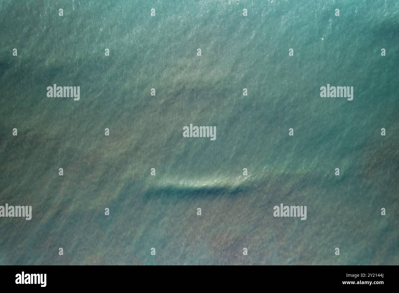 Surface brillante de l'océan vert eau calme au-dessus de la vue de dessus drone Banque D'Images
