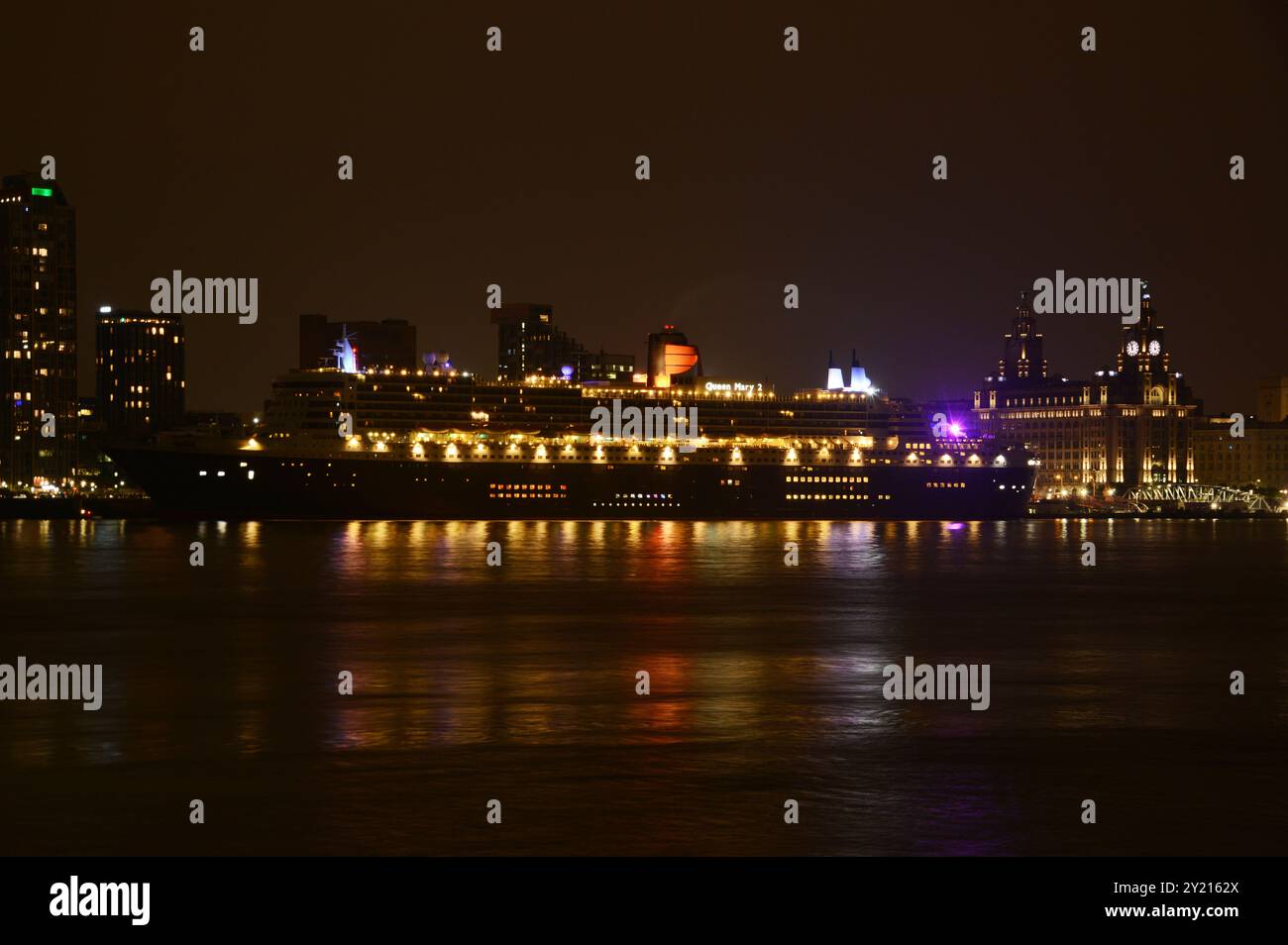 MARY 2, LA REINE de Cunard, accostée au magnifique cadre riverain de Liverpool, dans le cadre des célébrations commémorant sa 400e traversée transatlantique Banque D'Images