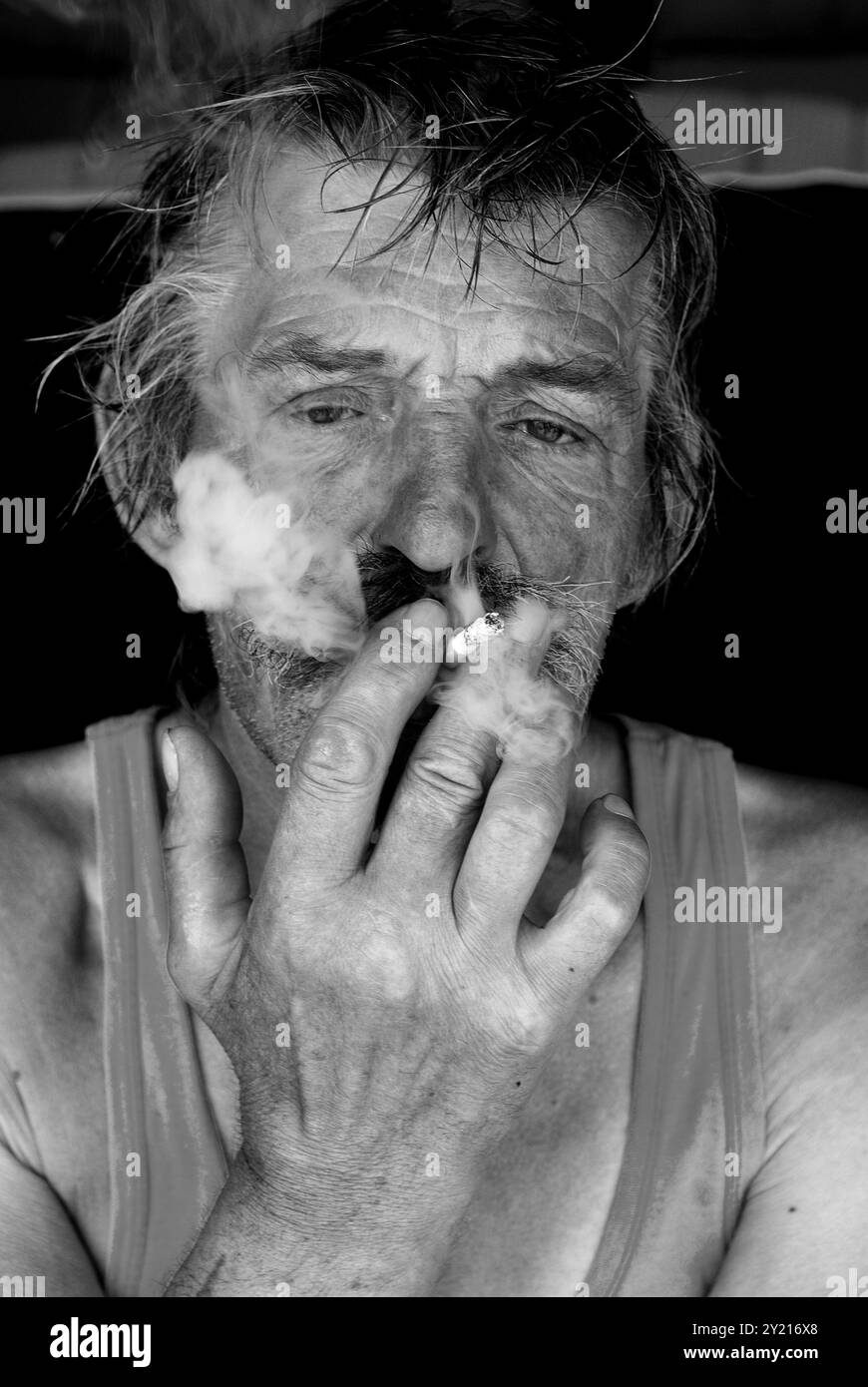 fumer, cigarette, homme, style de vie, gens, visage, portrait, problème de santé, fumeur régulier, fumée, voies respiratoires supérieures humaines, Dolce Vita Banque D'Images