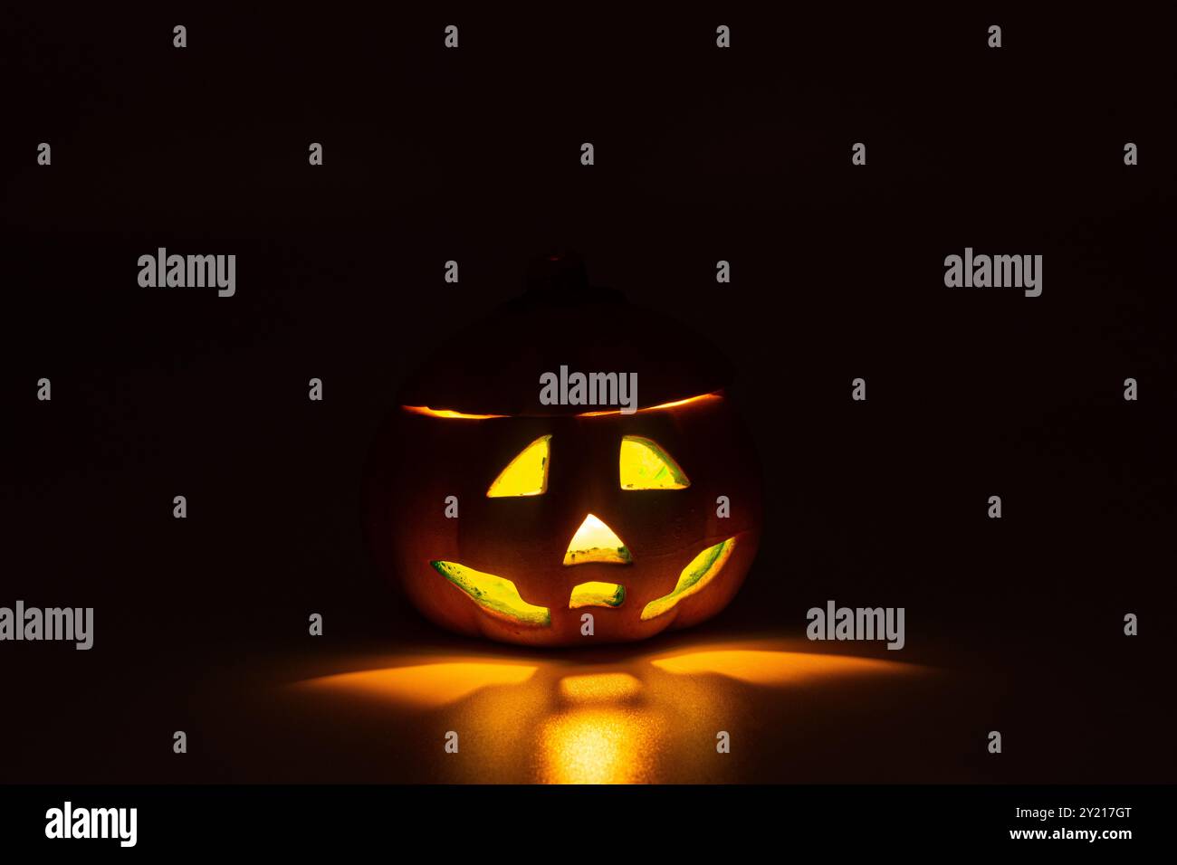 Bougeoir en céramique en forme de citrouille d'halloween. Bougie allumée dans une lanterne Jack O. Banque D'Images