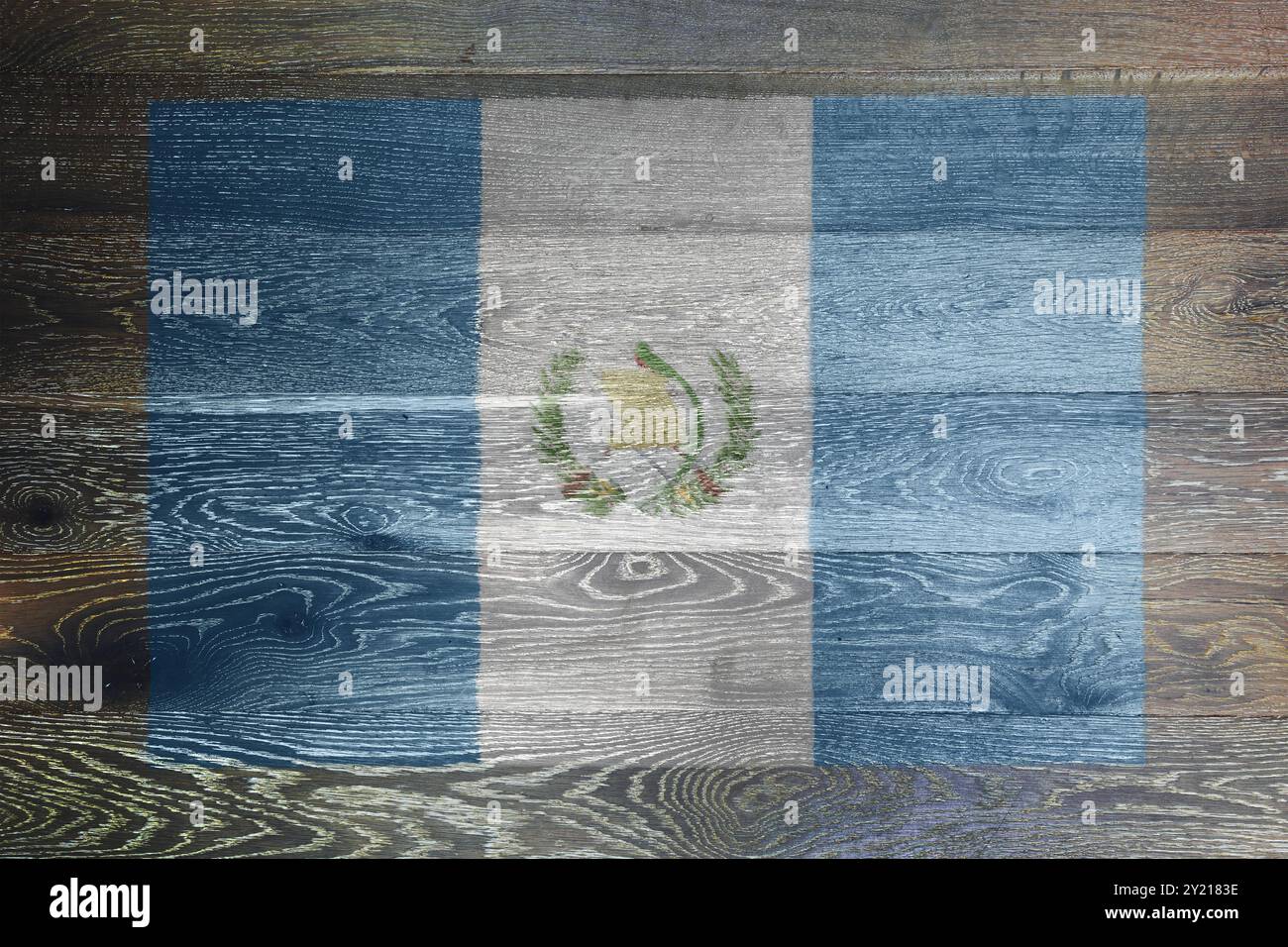 Drapeau guatémaltèque sur fond rustique vieux bois de surface Banque D'Images