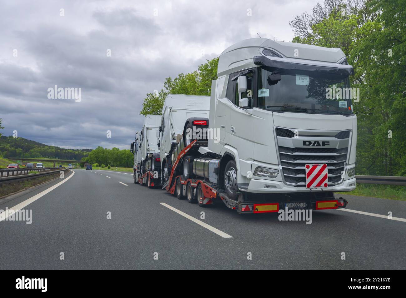 Transporteur de voitures chargé de camions flambant neufs sur l'autoroute A6, Bavière, Allemagne, Europe Banque D'Images
