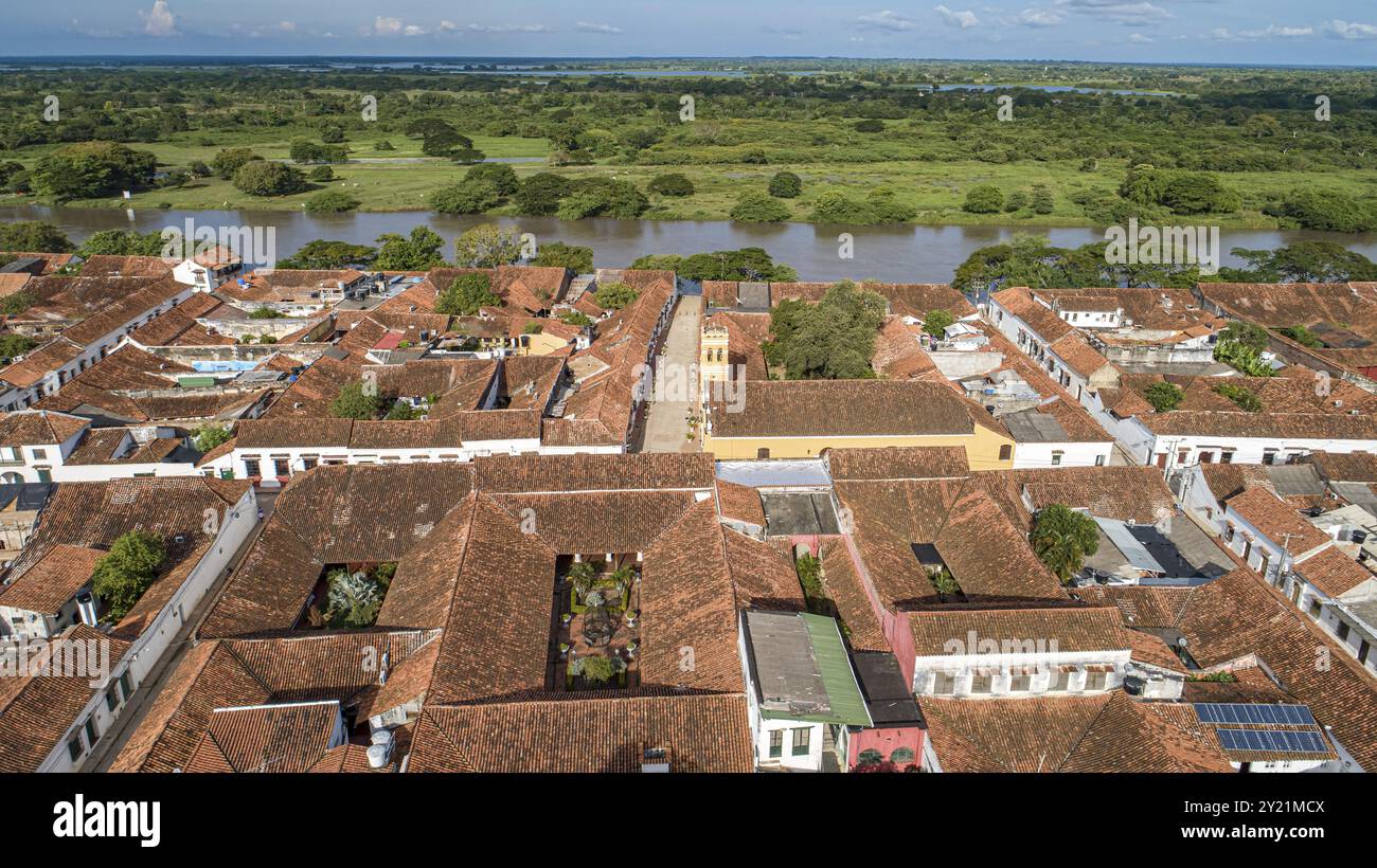 Vue aérienne de la ville historique Santa Cruz de Mompox en plein soleil avec rivière et verdoyant sourrounding, patrimoine mondial Banque D'Images