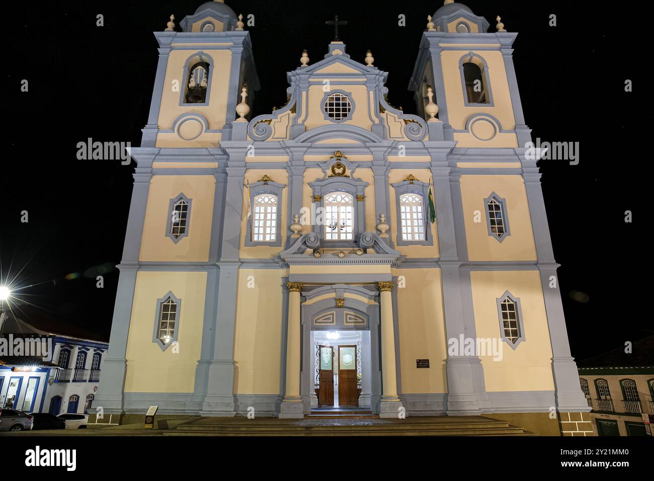 Vue de face de la cathédrale Metropolitan de Diamantina (cathédrale métropolitaine) illuminée la nuit, Minas Gerais, Brésil, Amérique du Sud Banque D'Images