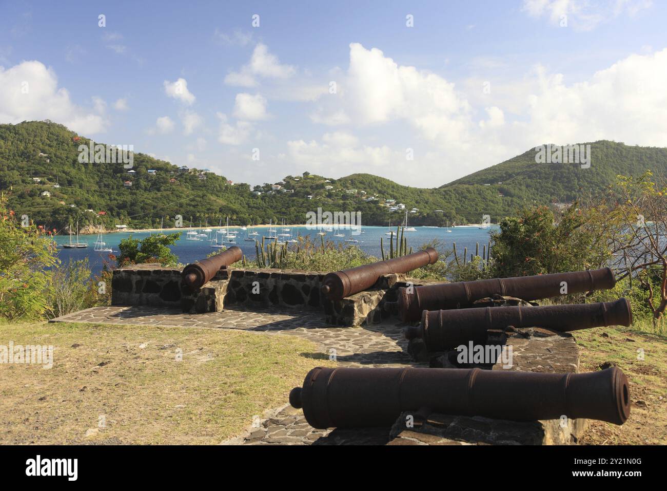 Canons sur une colline donnant sur le port de l'île de Bequia, Saint Vincent dans les Caraïbes Banque D'Images