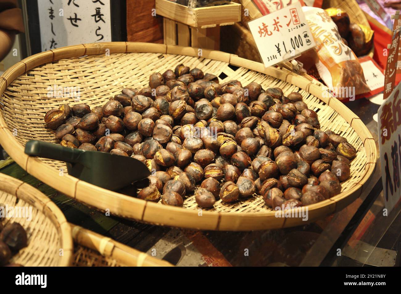 Marrons grillés sur la place du marché au Japon Banque D'Images