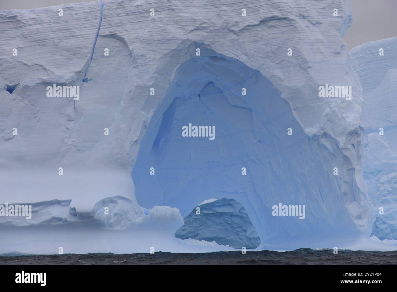 Belle iceberg en Antarctique vue à partir d'un bateau à voile Banque D'Images