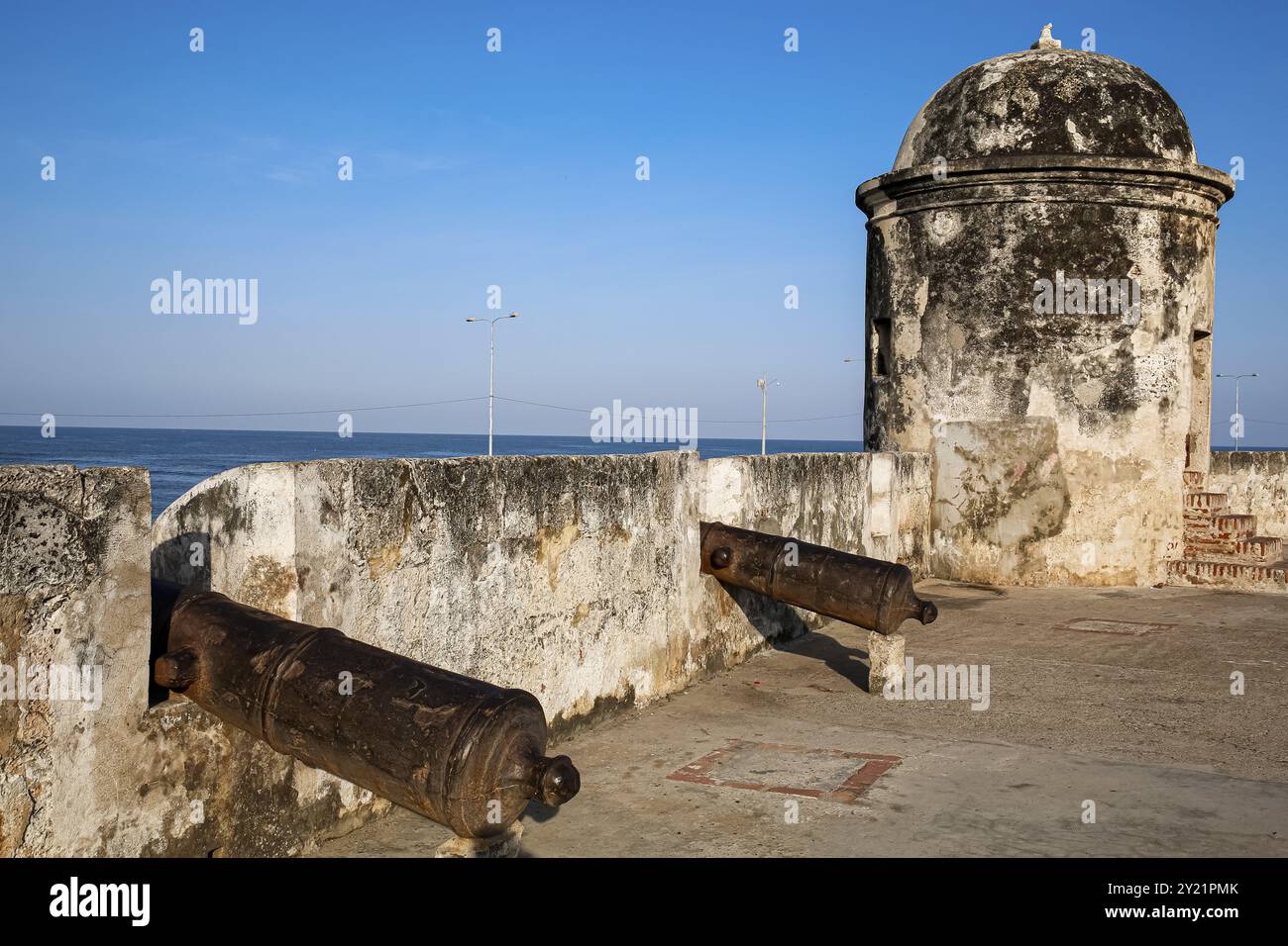 Vue sur un bastion de la muraille de la ville avec d'anciens canons, Carthagène, Colombie, patrimoine mondial de l'UNESCO, Amérique du Sud Banque D'Images