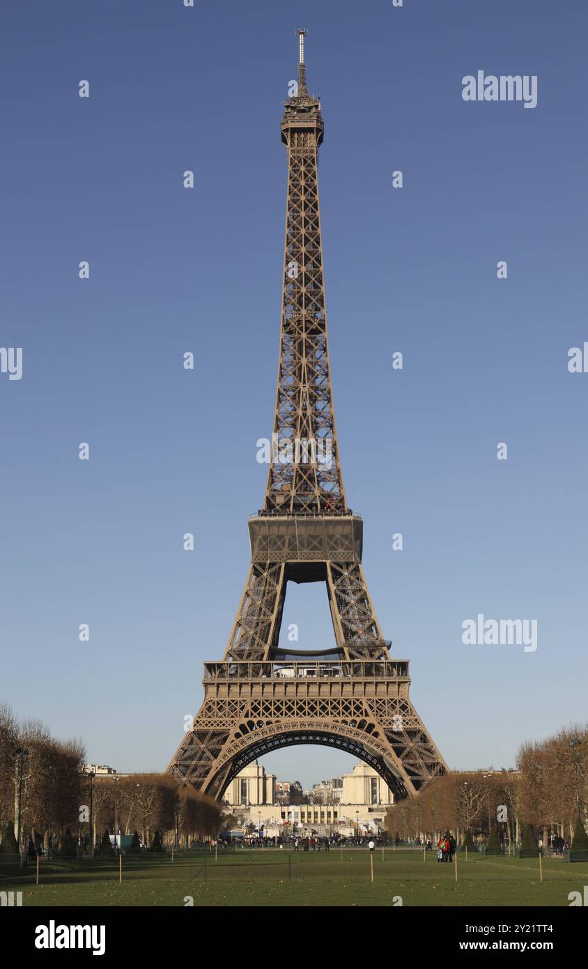La vue de la Tour Eiffel à Paris avec ciel bleu profond Banque D'Images