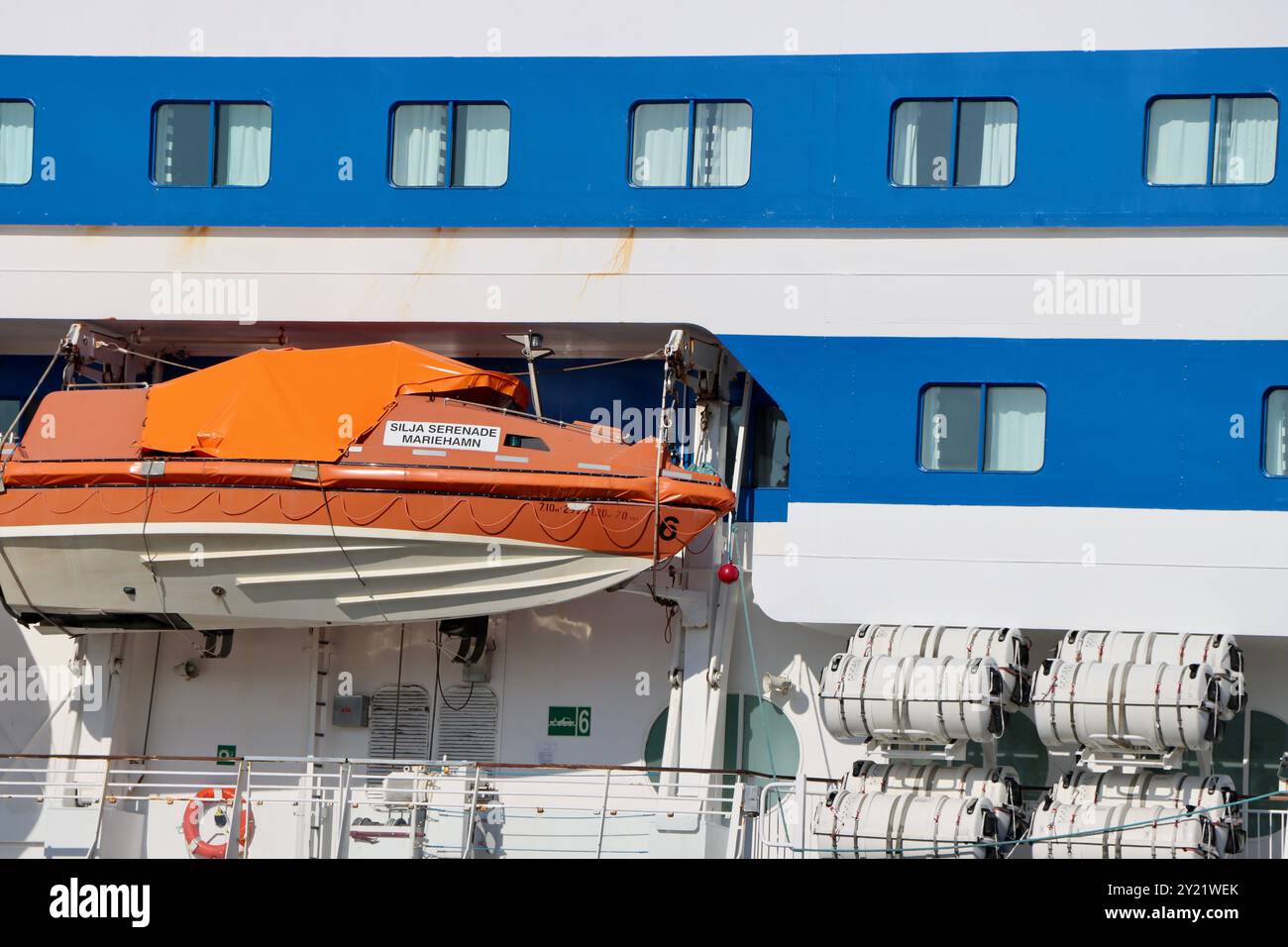 Bateau de sauvetage sur Silja Line Serenade amarré au terminal Helsinki Olympia, Finlande août 2024 Banque D'Images