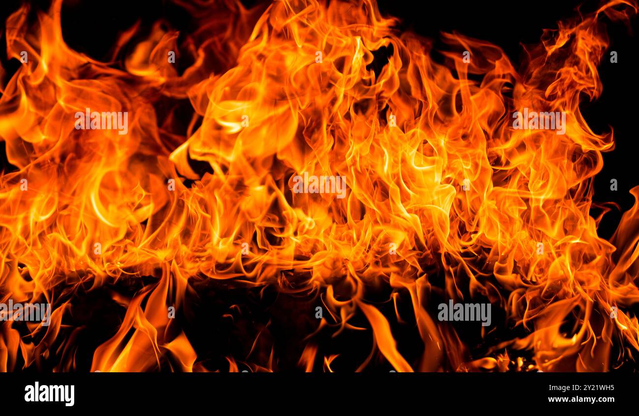 Texture de flamme de feu pour fond de bannière. Feux de feu allumés. Grande flamme brûlante. Les flammes flammes flamboyantes recouvrent l'arrière-plan. Banque D'Images