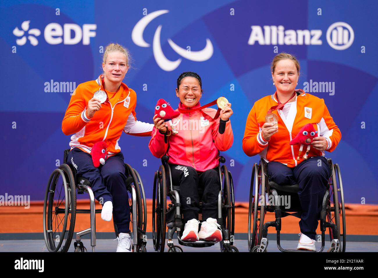 (G-d) Diede de Groot (NED), Yui Kamiji (JPN), Aniek Van Koot (NED), 6 SEPTEMBRE 2024-Tennis en fauteuil roulant : cérémonie de remise de la médaille en simple féminin au stade Roland-Garros lors des Jeux paralympiques de Paris 2024 à Paris, France. Crédit : SportsPressJP/AFLO/Alamy Live News Banque D'Images