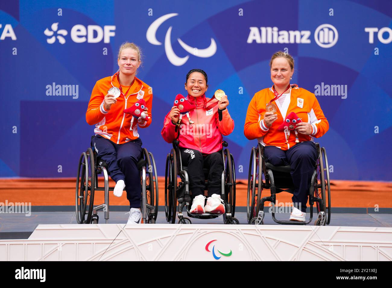 (G-d) Diede de Groot (NED), Yui Kamiji (JPN), Aniek Van Koot (NED), 6 SEPTEMBRE 2024-Tennis en fauteuil roulant : cérémonie de remise de la médaille en simple féminin au stade Roland-Garros lors des Jeux paralympiques de Paris 2024 à Paris, France. Crédit : SportsPressJP/AFLO/Alamy Live News Banque D'Images