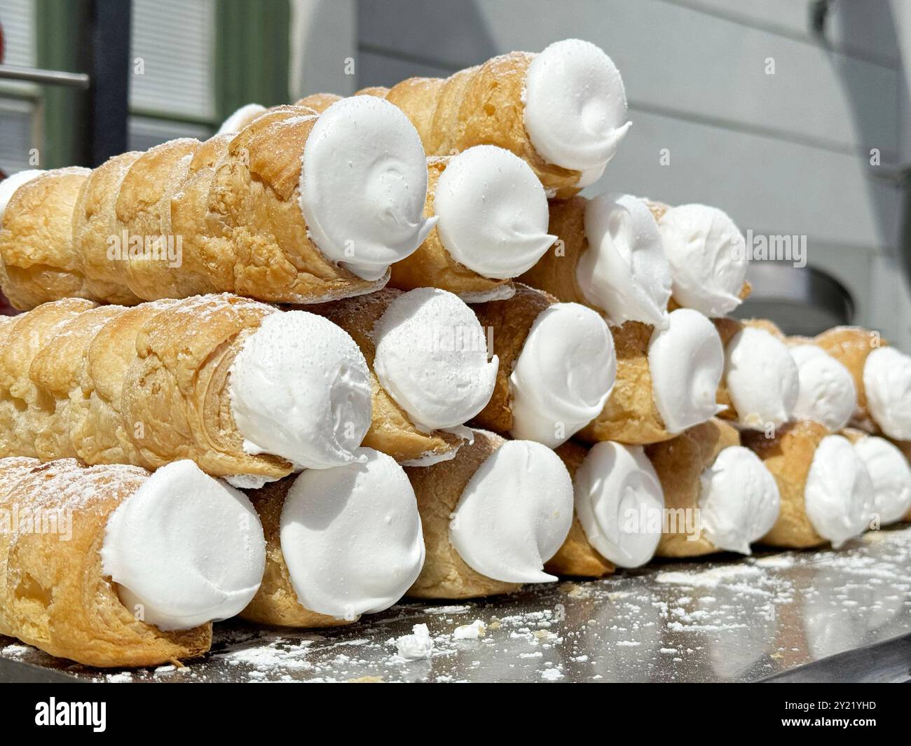 Pâtisseries italiennes farcies empilées soigneusement sur un plateau en argent, en plein air dans un cadre ensoleillé, un délice pour les amateurs de desserts, concept de gourmandises sucrées Banque D'Images