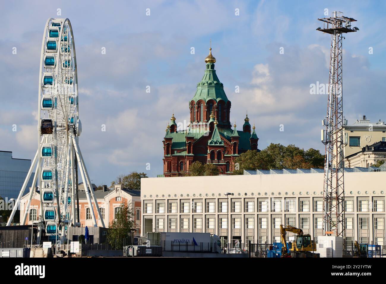 SkyWheel grande roue d'Helsinki, bâtiment Aalto et cathédrale d'Uspenski à Katajanokka, Finlande, août 2024 Banque D'Images