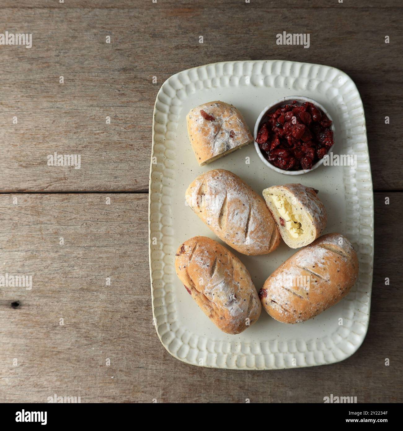 Vue de dessus Roti Macan, pain de levain au fromage à la canneberge, espace de copie pour le texte Banque D'Images