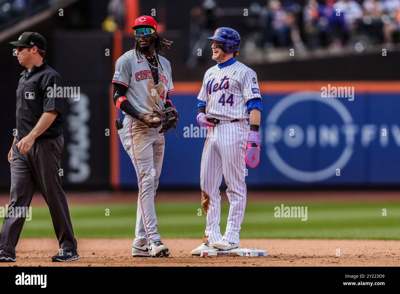 Queens, New York, États-Unis. 8 septembre 2024. HARRISON BADER (44), outfielder des mets de New York, et ELLY DE LA CRUZ (44), escale des Cincinnati Reds, discutent après le match entre les mets de New York et les Reds de Cincinnati au Citi Field le 8 septembre 2024, dans le Queens, New York. (Crédit image : © Scott Rausenberger/ZUMA Press Wire) USAGE ÉDITORIAL SEULEMENT! Non destiné à UN USAGE commercial ! Crédit : ZUMA Press, Inc/Alamy Live News Banque D'Images