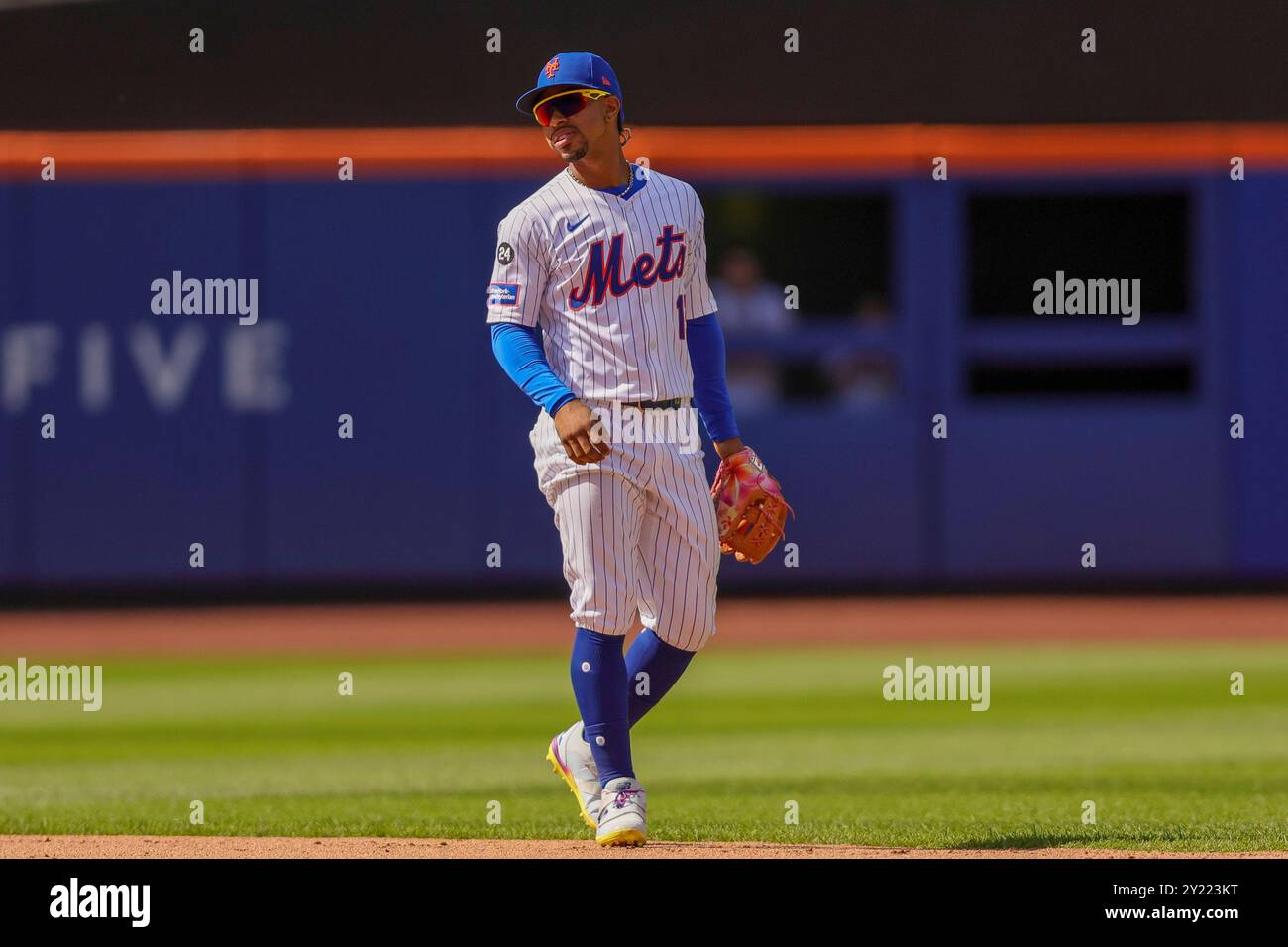 Queens, New York, États-Unis. 8 septembre 2024. FRANCISCO LINDOR (12 ans) garde un œil sur l'action pendant le match entre les mets de New York et les Reds de Cincinnati au Citi Field le 8 septembre 2024, dans le Queens, New York. (Image crédit : © Scott Rausenberger/ZUMA Press Wire) USAGE ÉDITORIAL SEULEMENT! Non destiné à UN USAGE commercial ! Crédit : ZUMA Press, Inc/Alamy Live News Banque D'Images