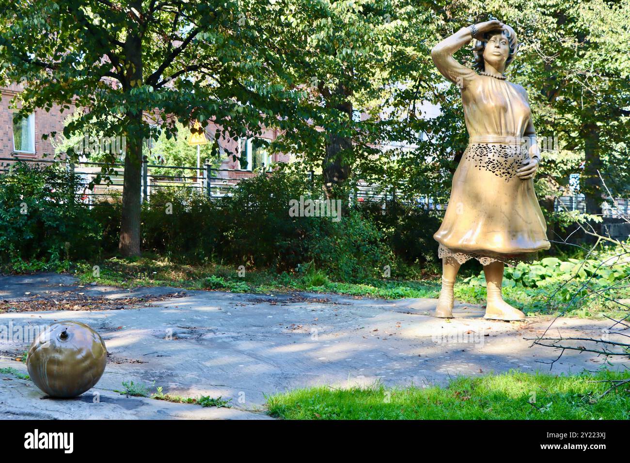 Odotus - attente, amour maternel est la sculpture la plus forte de l'artiste Pekka Jylhä sur le coin ouest du parc Kaivopuisto à Helsinki, en Finlande. Banque D'Images