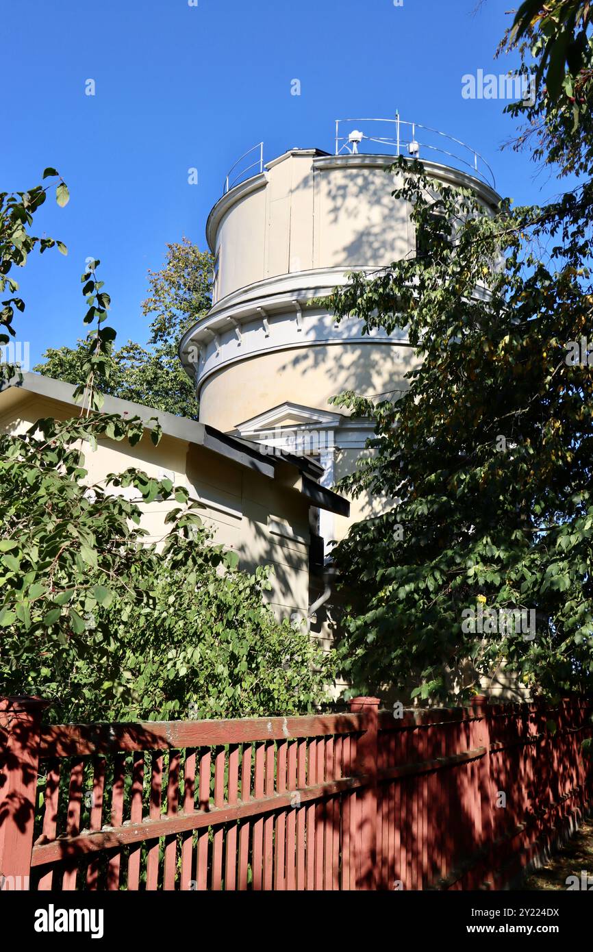 La tour dans le parc de la colline de l'Observatoire, Tähtitorninvuori dans le centre d'Helsinki, Finlande, août 2024 Banque D'Images