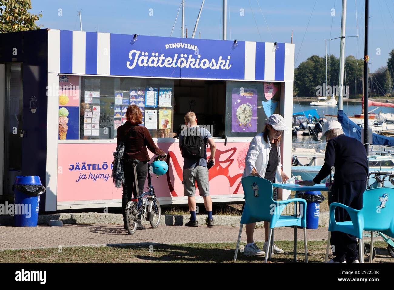 Kiosque de crème glacée Pingviini Jäätelökioski sur Merisatamaranta près de la marina à Helsinki, Finlande, août 2024 Banque D'Images