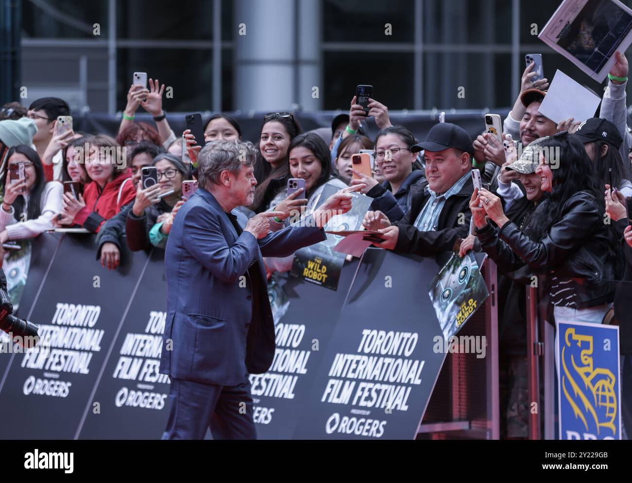 Toronto, Canada. 08 septembre 2024. Mark Hamill sur le tapis rouge au Festival international du film de Toronto pour le gala de présentation du film « le robot sauvage » projection Roy Thomson Hall Theatre 8 septembre crédit : Sharon Dobson/Alamy Live News crédit : Sharon Dobson/Alamy Live News Banque D'Images