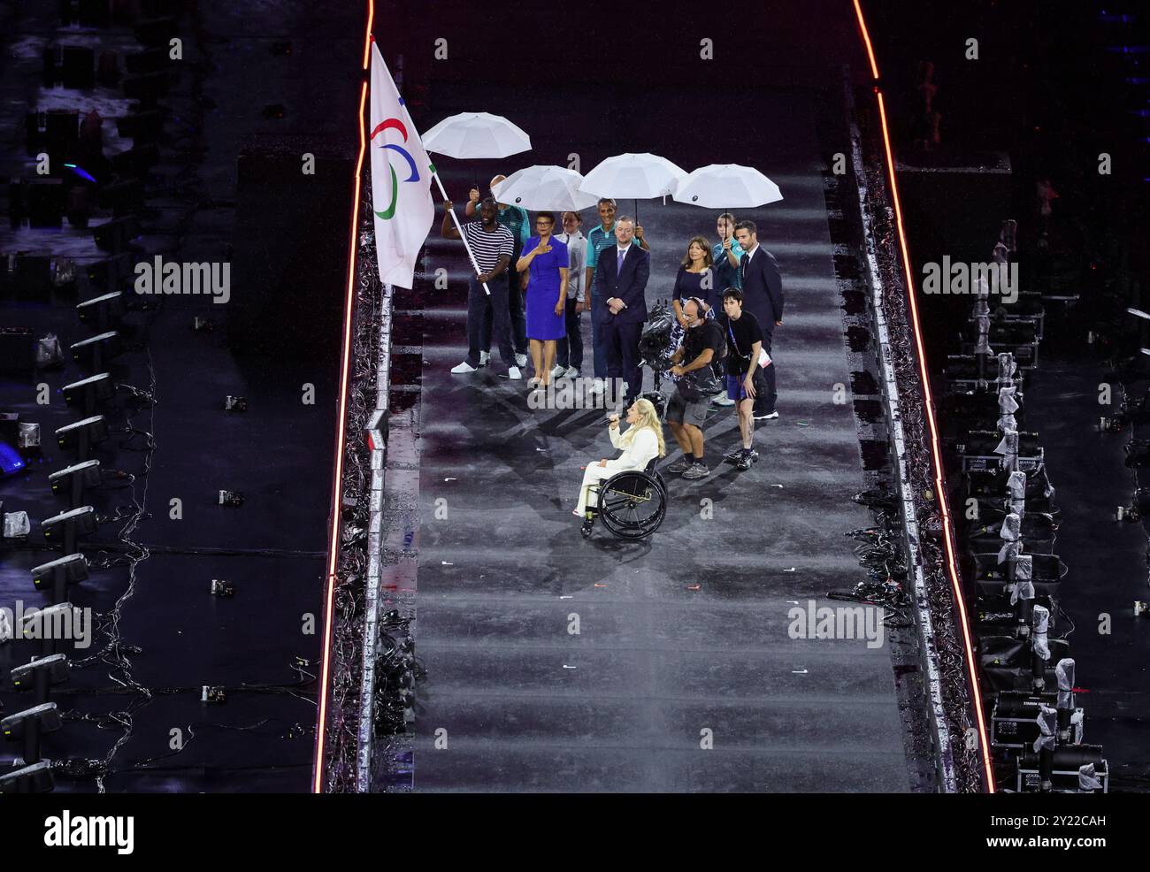 Paris, France. 8 septembre 2024. Le président du Comité International Paralympique Andrew Parsons (arrière, 6ème l), le maire de Los Angeles Karen Bass (arrière, 3ème l) et le maire de Paris Anne Hidalgo (arrière, 3ème R) réagissent lors de la cérémonie de remise du drapeau lors de la cérémonie de clôture des Jeux Paralympiques de Paris 2024 à Paris, France, le 8 septembre 2024. Crédit : Hou Jun/Xinhua/Alamy Live News Banque D'Images