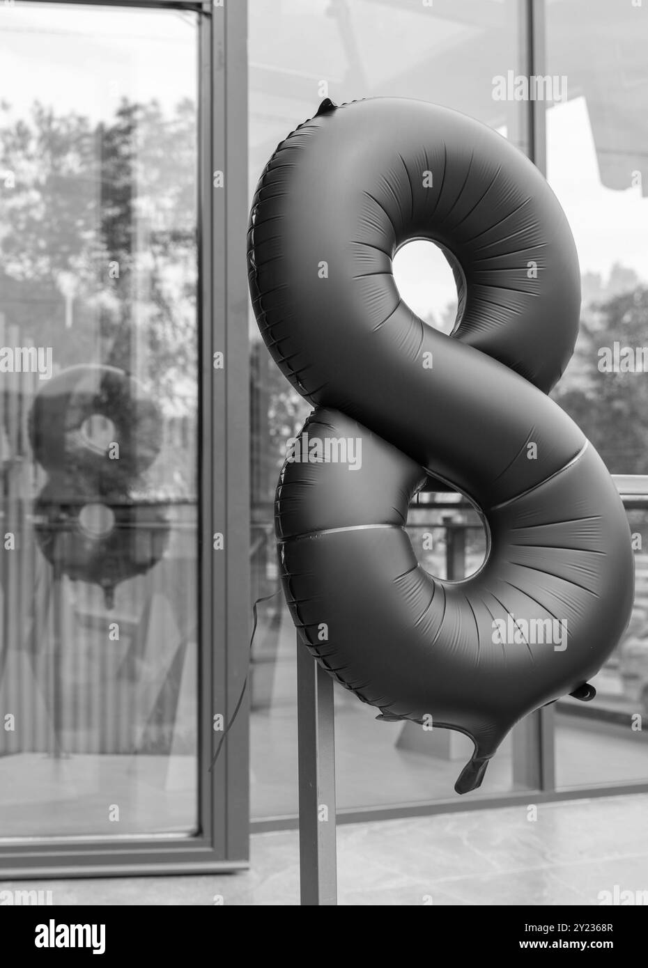 Numéro 8 : réflexion en verre comme signe d'infini – noir et blanc avec cadre de porte. Noir et blanc. Banque D'Images