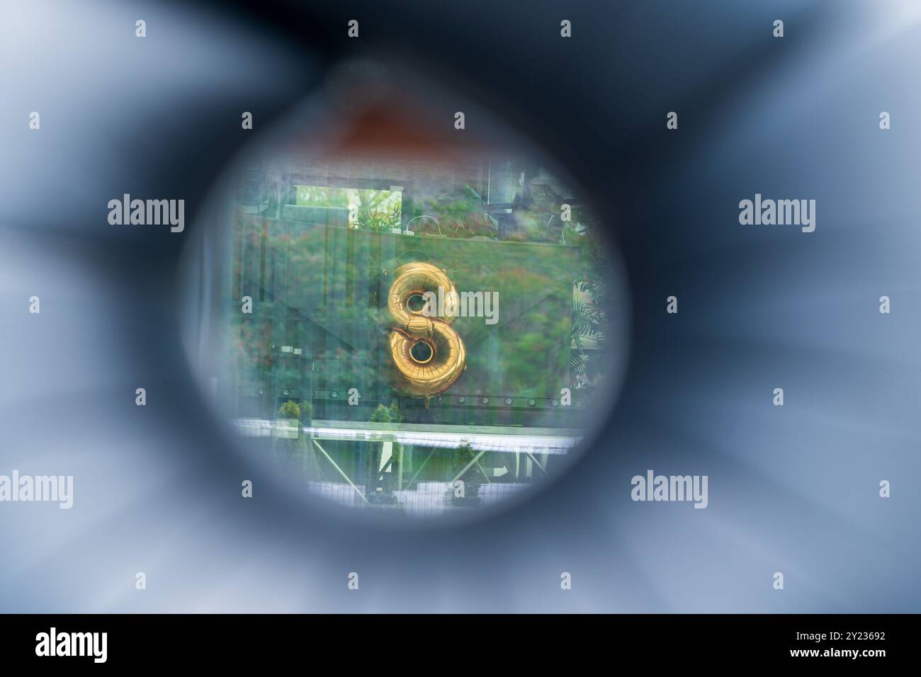 Encadré numéro 8 : ballon d'hélium doré dans le cadre rond noir - Infinity concept et célébration Banque D'Images