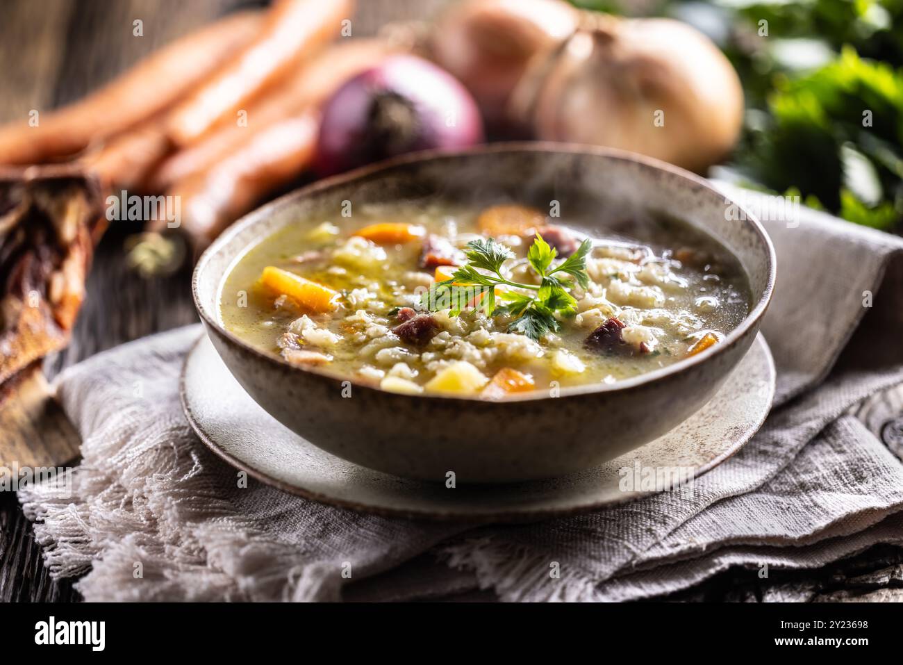Soupe à base de gruaux d'orge, de cou de porc fumé, de pommes de terre et de légumes-racines. Banque D'Images