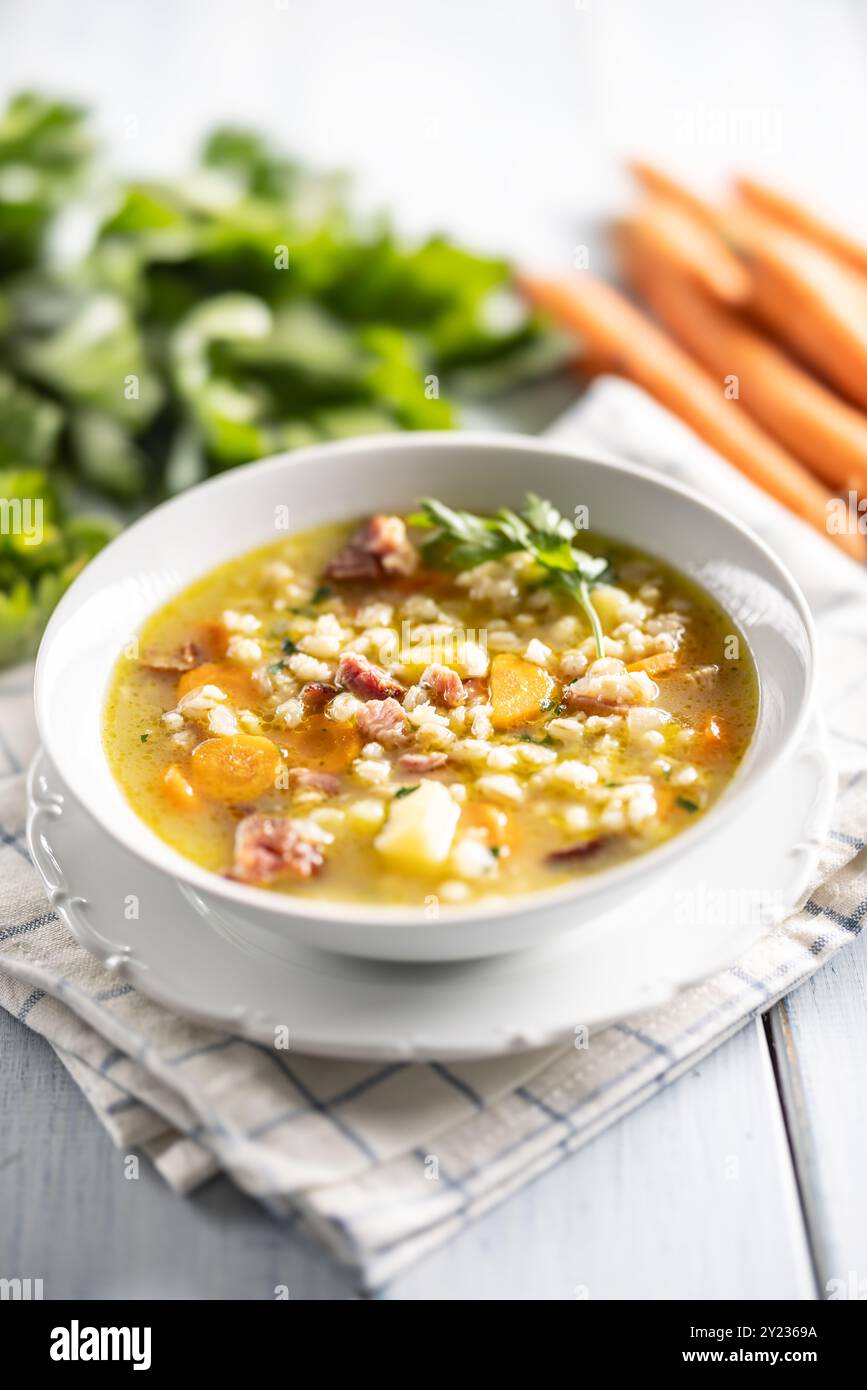 Soupe à base de gruaux d'orge, de cou de porc fumé, de pommes de terre et de légumes-racines. Banque D'Images