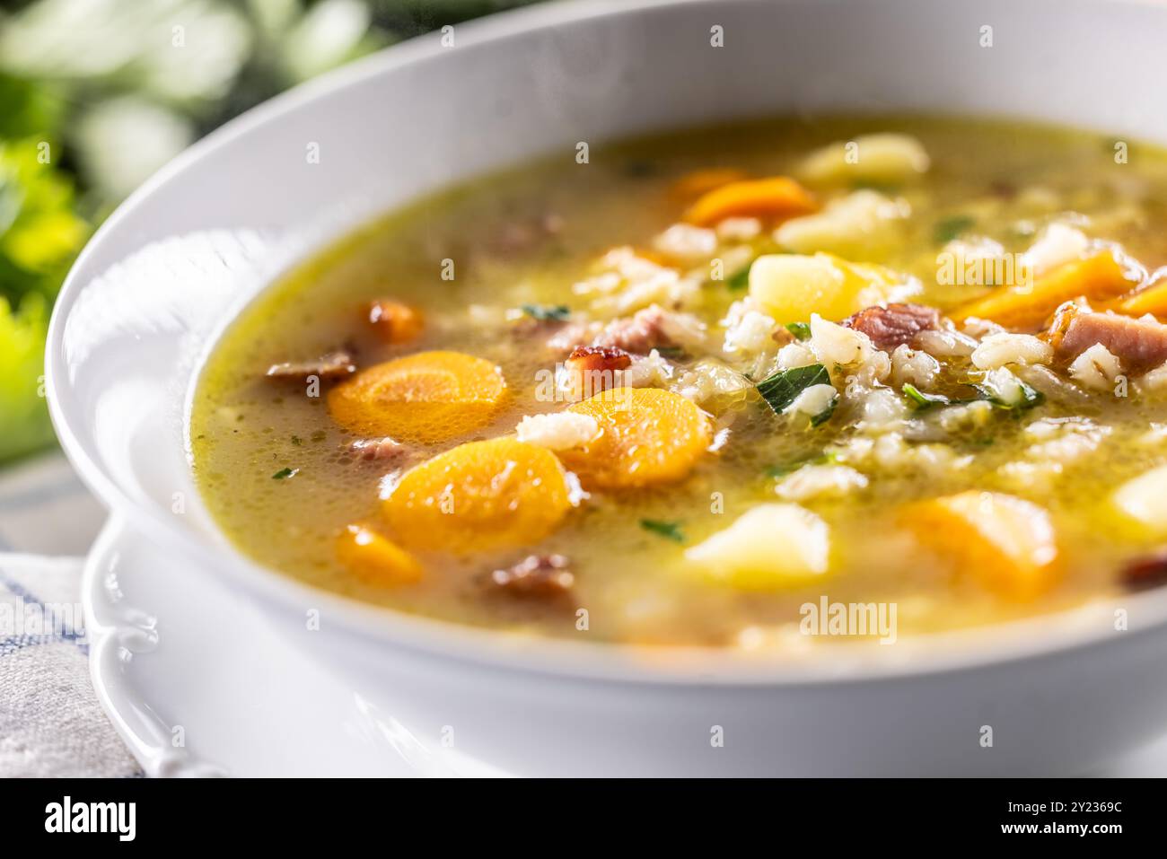 Soupe à base de gruaux d'orge, de cou de porc fumé, de pommes de terre et de légumes-racines. Banque D'Images