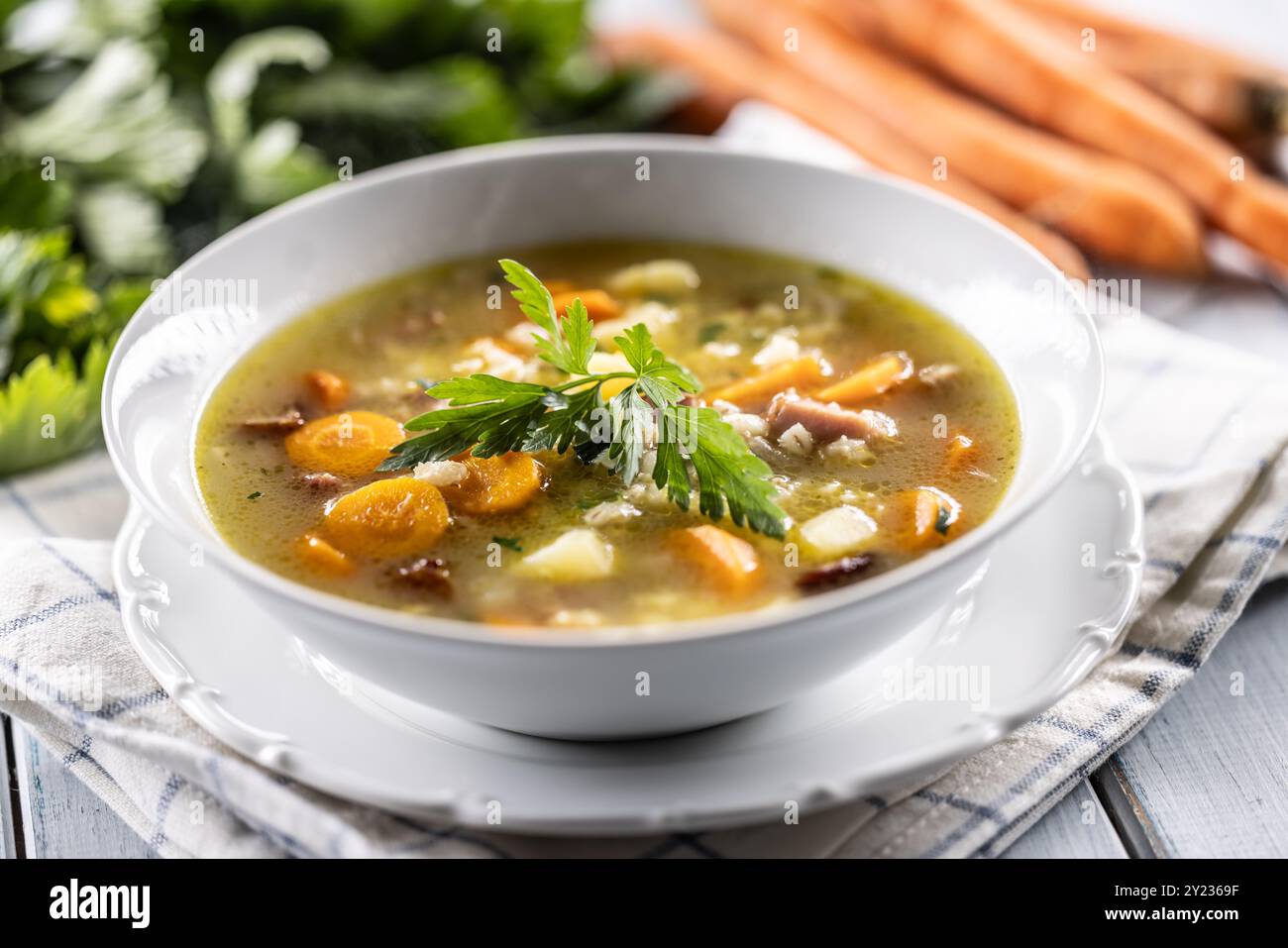 Soupe à base de gruaux d'orge, de cou de porc fumé, de pommes de terre et de légumes-racines. Banque D'Images
