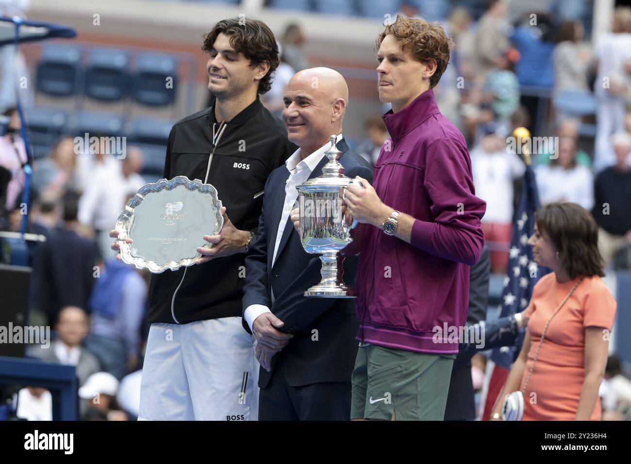 Finaliste Taylor Fritz des États-Unis, Andre Agassi, vainqueur Jannik Sinner de l'Italie lors de la cérémonie de trophée de la 39 finale masculine du jour 14 de l'US Open, tournoi de tennis du Grand Chelem 2024 le 8 septembre 2024 au USTA Billie Jean King National Tennis Center à Flushing Meadows, Queens, New York, États-Unis Banque D'Images