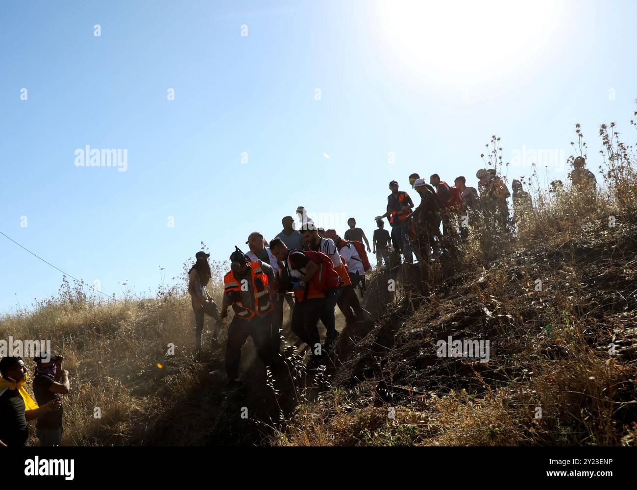 Cisjordanie, Palestine. 18 mai 2021. Des manifestants palestiniens affrontent les forces israéliennes au poste de contrôle israélien de Hawara, au sud de Naplouse. Selon le ministère palestinien de la santé et le Croissant-Rouge, 4 Palestiniens ont été tués et 97 blessés lors d’affrontements en Cisjordanie mardi, à la suite de manifestations et d’une grève générale contre le bombardement continu de Gaza par Israël. Les Palestiniens ont brûlé des pneus et lancé des pierres sur les troupes israéliennes, qui ont tiré des cartouches lacrymogènes, des balles en caoutchouc et des balles réelles sur elles. Il a été signalé que des tirs palestiniens avaient blessé deux soldés israéliens Banque D'Images