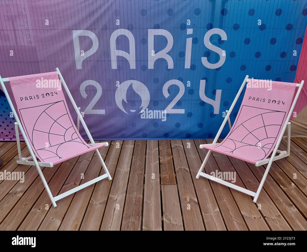 Olympische Spiele à Paris 2024 29.06.2024 Liegestühle stehen auf der terrasse des Media Village à Dugny Foto : Norbert Schmidt,Duesseldorf Banque D'Images