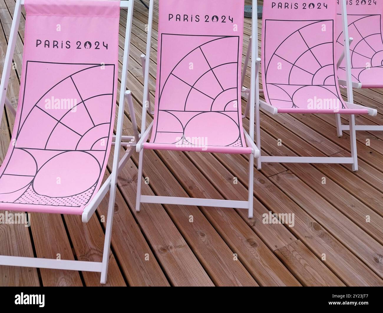 Olympische Spiele à Paris 2024 29.06.2024 Liegestühle stehen auf der terrasse des Media Village à Dugny Foto : Norbert Schmidt,Duesseldorf Banque D'Images