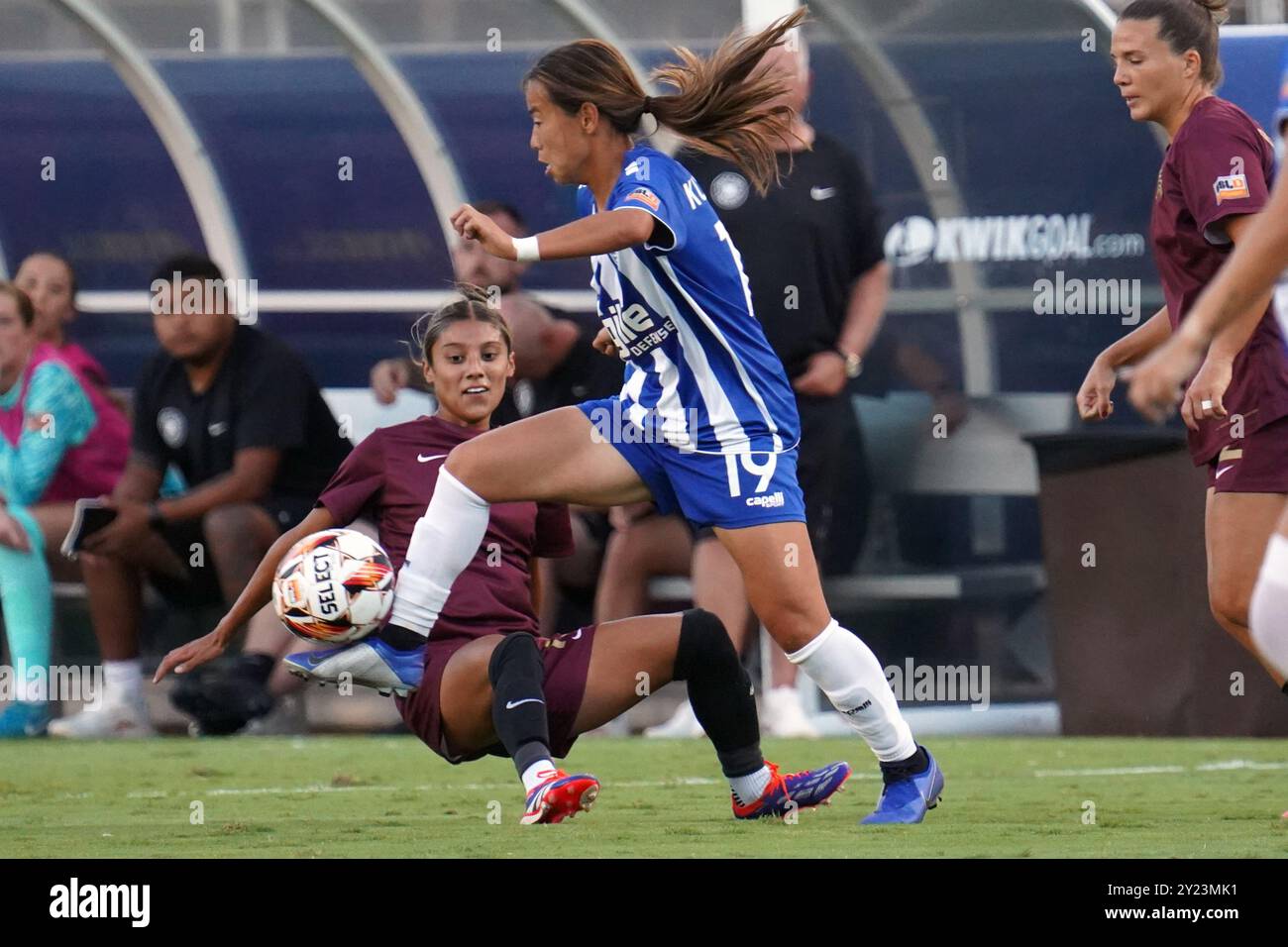 7 septembre 2024, Dallas, Texas, États-Unis : Yuuka Kurosaki #19 du DC Power FC conduit la balle en avant lors du match de Super League entre le Dallas Trinity FC et le DC Power FC au Cotton Bowl. Score final Dallas Trinity FC 1 - 1 DC Power FC. (Crédit image : © Javier Vicencio/eyepix via ZUMA Press Wire) USAGE ÉDITORIAL SEULEMENT! Non destiné à UN USAGE commercial ! Banque D'Images