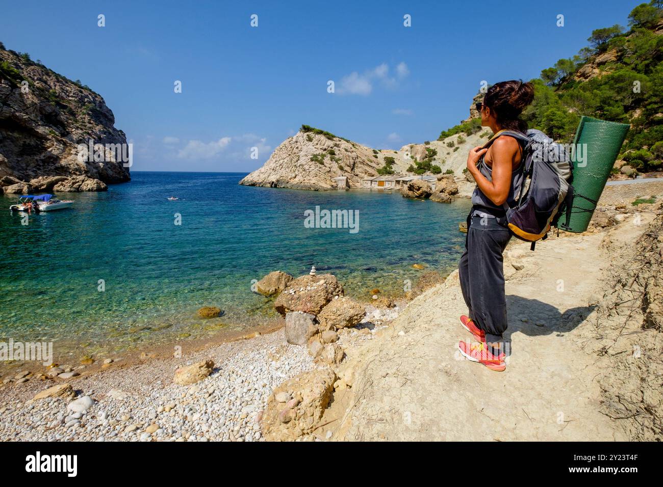 Randonneur sur le sentier es Portitxol, Sant Joan de Labritja municipalité, Ibiza, Îles Baléares, Espagne Banque D'Images