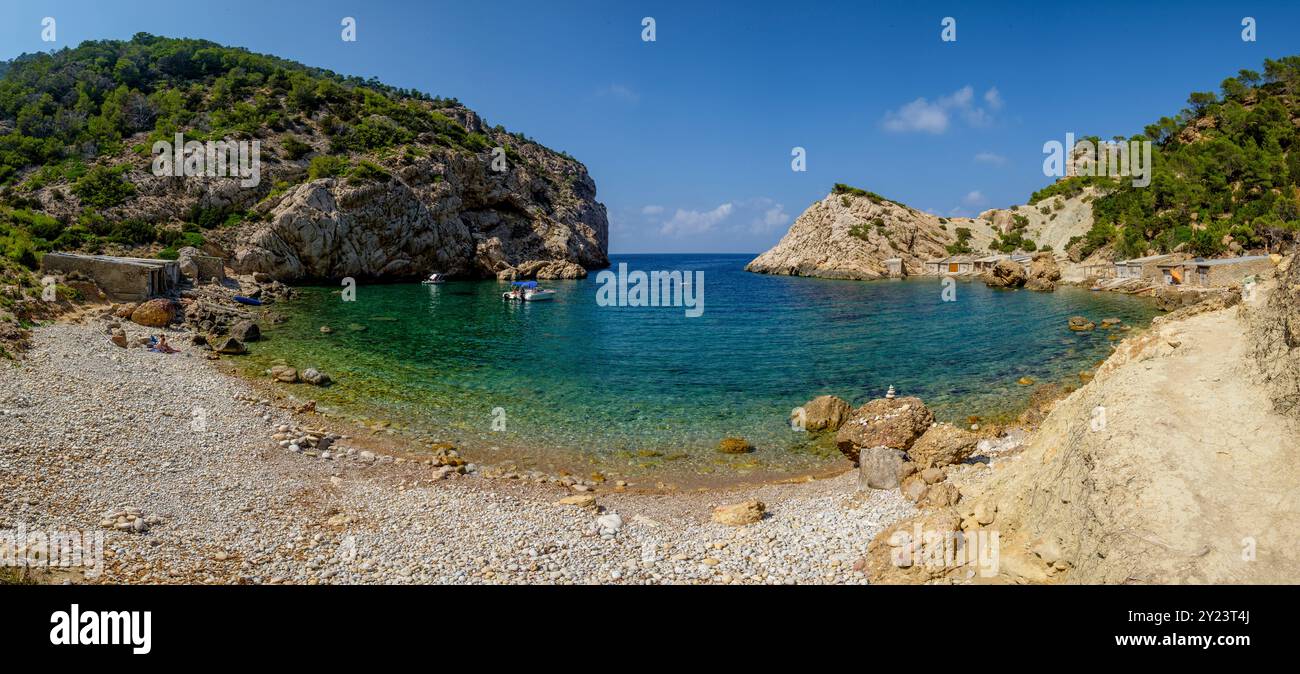 Es Portitxol plage, crique de pierre, municipalité de Sant Joan de Labritja, Ibiza, Îles Baléares, Espagne Banque D'Images