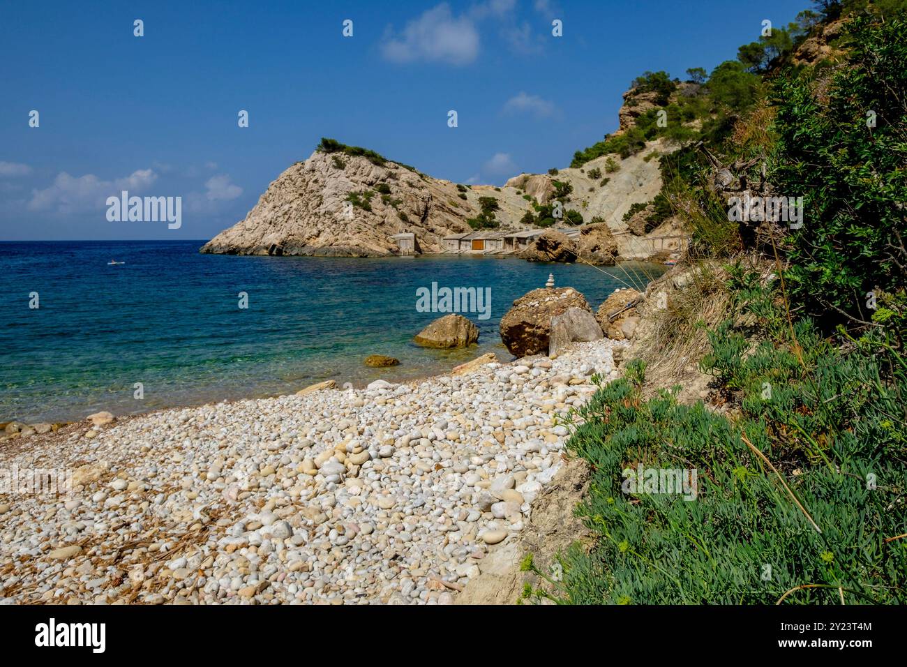 Es Portitxol plage, crique de pierre, municipalité de Sant Joan de Labritja, Ibiza, Îles Baléares, Espagne Banque D'Images
