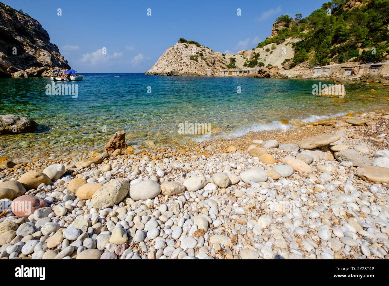 Es Portitxol plage, crique de pierre, municipalité de Sant Joan de Labritja, Ibiza, Îles Baléares, Espagne Banque D'Images