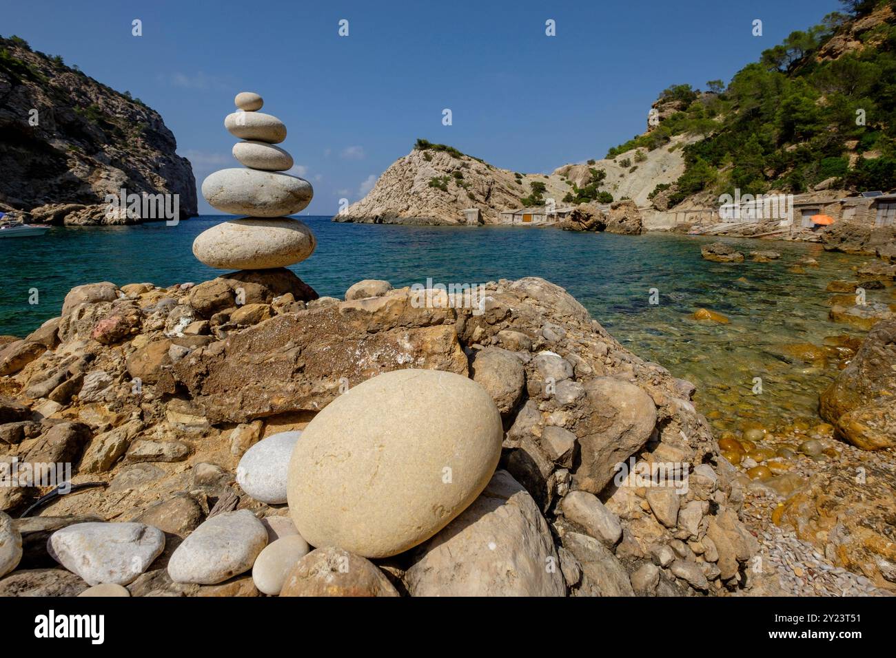Es Portitxol plage, crique de pierre, municipalité de Sant Joan de Labritja, Ibiza, Îles Baléares, Espagne Banque D'Images