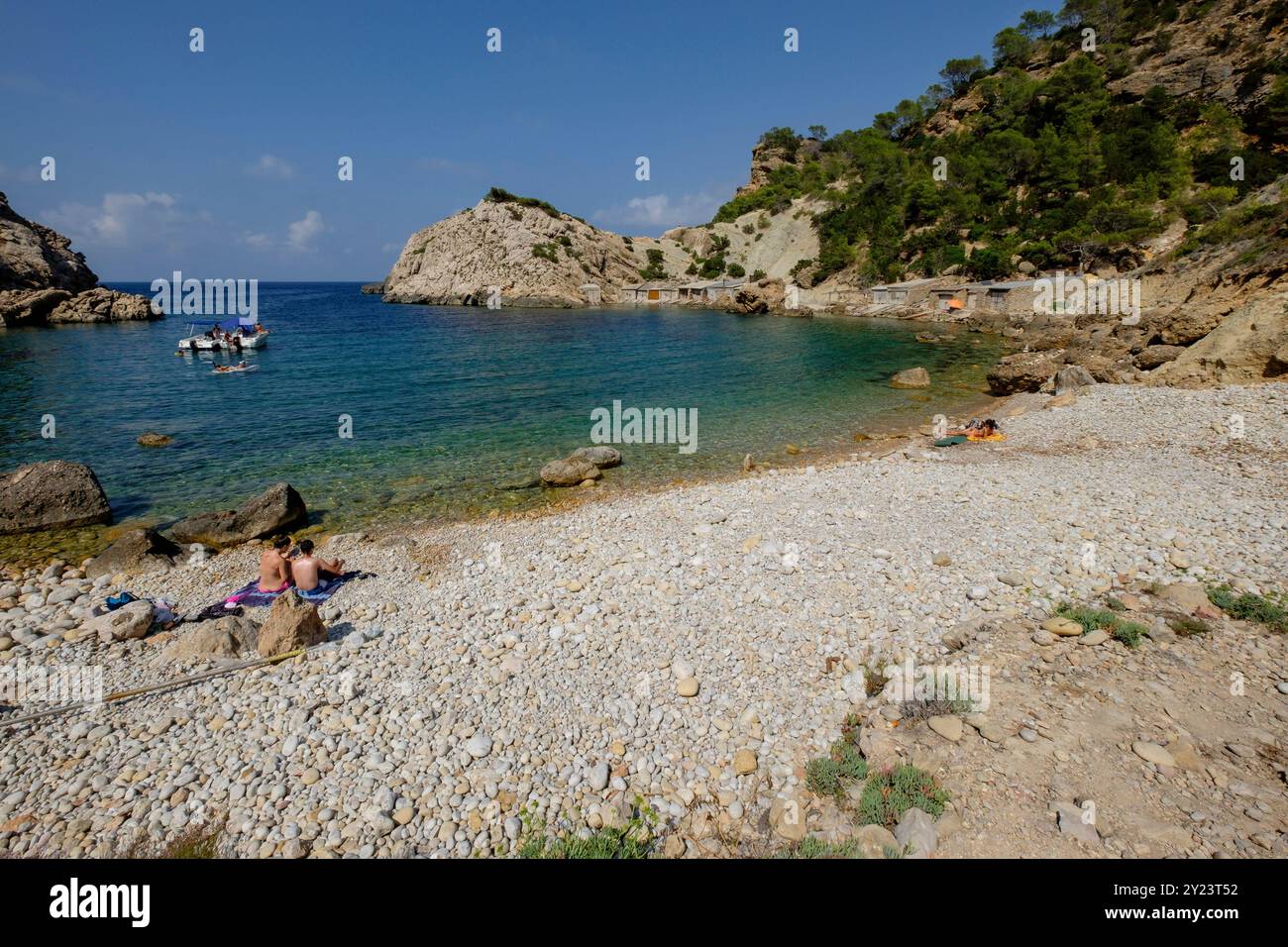 Es Portitxol plage, crique de pierre, municipalité de Sant Joan de Labritja, Ibiza, Îles Baléares, Espagne Banque D'Images