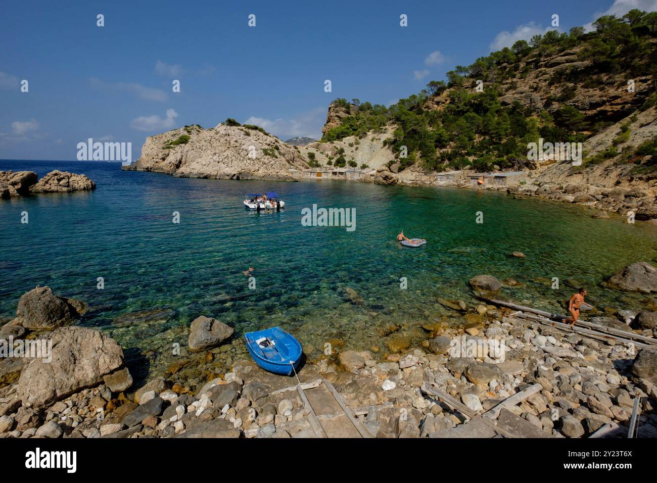 Es Portitxol plage, crique de pierre, municipalité de Sant Joan de Labritja, Ibiza, Îles Baléares, Espagne Banque D'Images