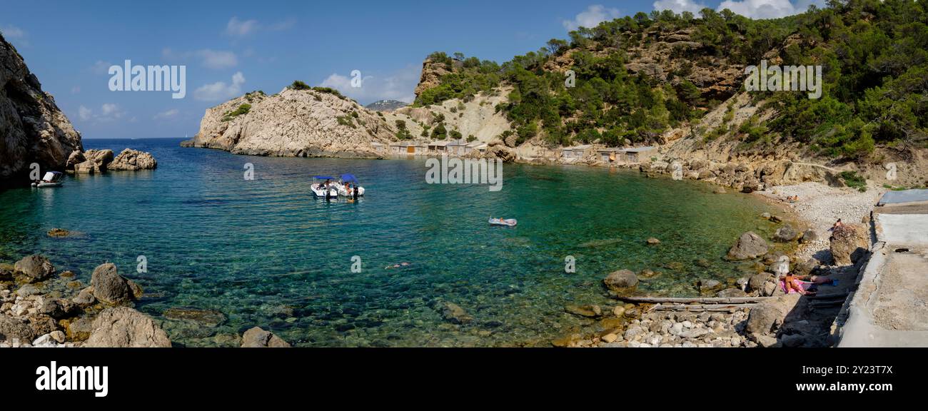 Es Portitxol plage, crique de pierre, municipalité de Sant Joan de Labritja, Ibiza, Îles Baléares, Espagne Banque D'Images