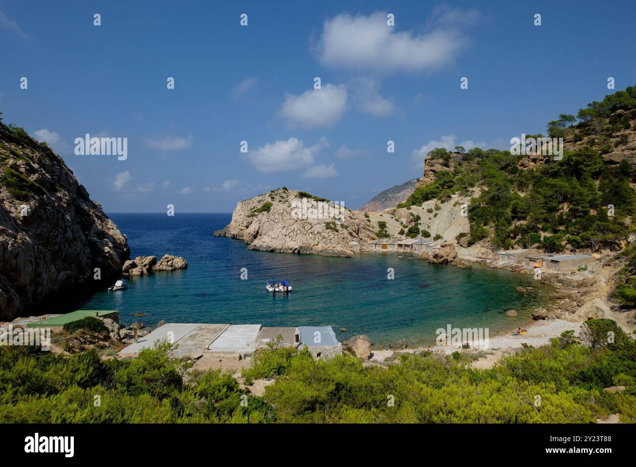 Es Portitxol plage, crique de pierre, municipalité de Sant Joan de Labritja, Ibiza, Îles Baléares, Espagne Banque D'Images