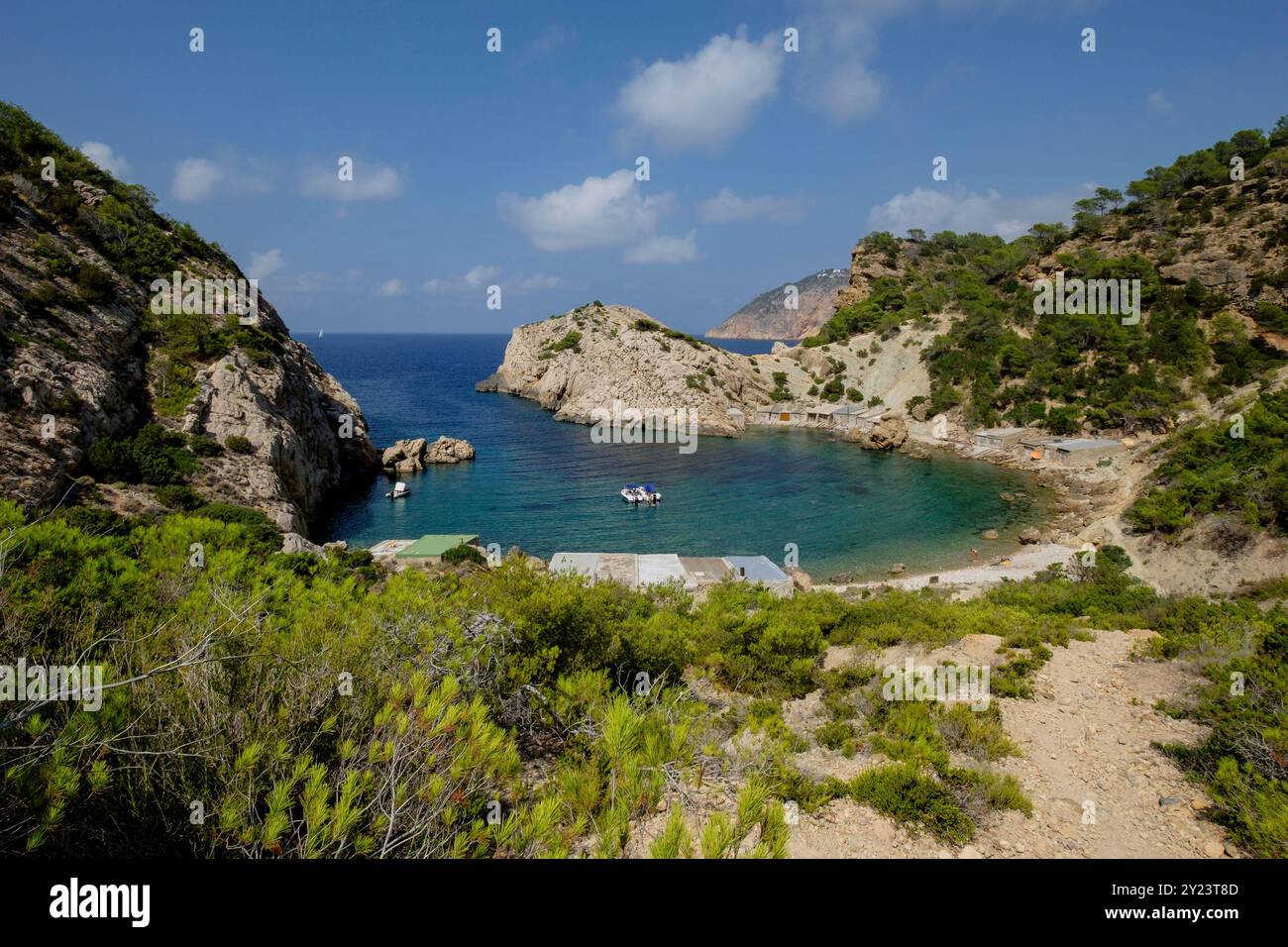Es Portitxol plage, crique de pierre, municipalité de Sant Joan de Labritja, Ibiza, Îles Baléares, Espagne Banque D'Images